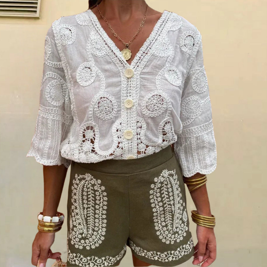 Blouse aérienne pour femmes avec motif crochet artistique et patte de boutonnage Chic und Stil