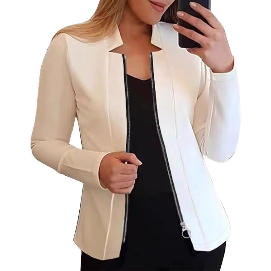 Veste de biker pour femmes avec coupe innovante et détails de fermeture éclair pratiques Chic und Stil