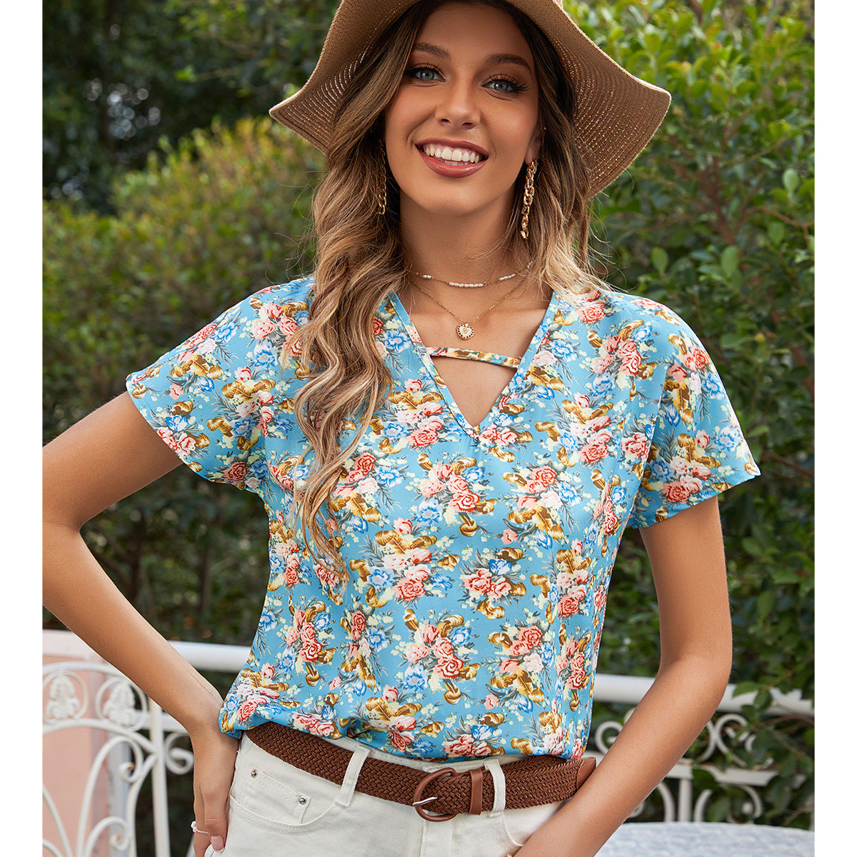 Top blouse pour femmes avec design floral et décolleté en V Chic und Stil