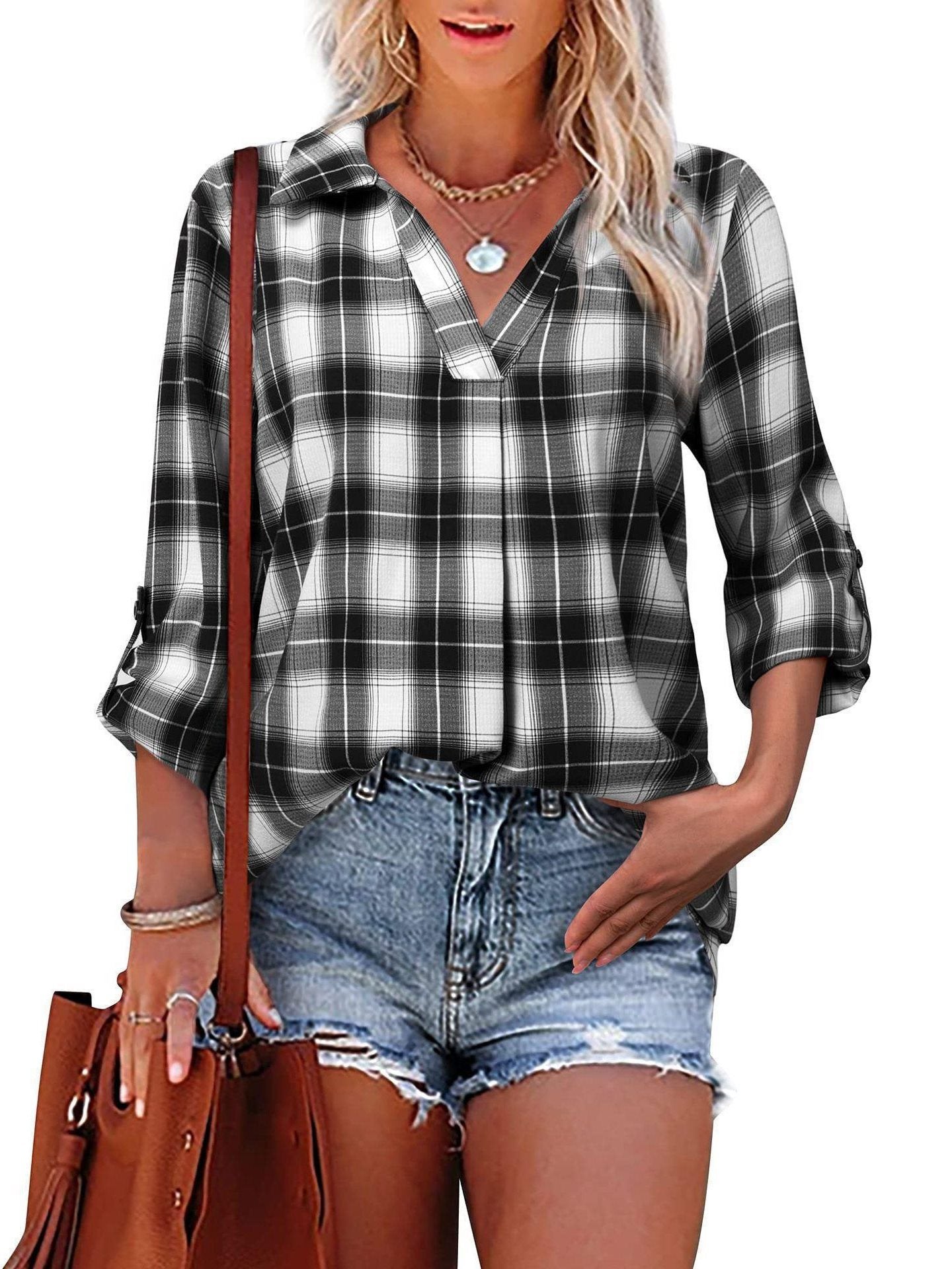Chemise à carreaux décontractée pour femmes avec manches mi-longues et décolleté en V Chic und Stil