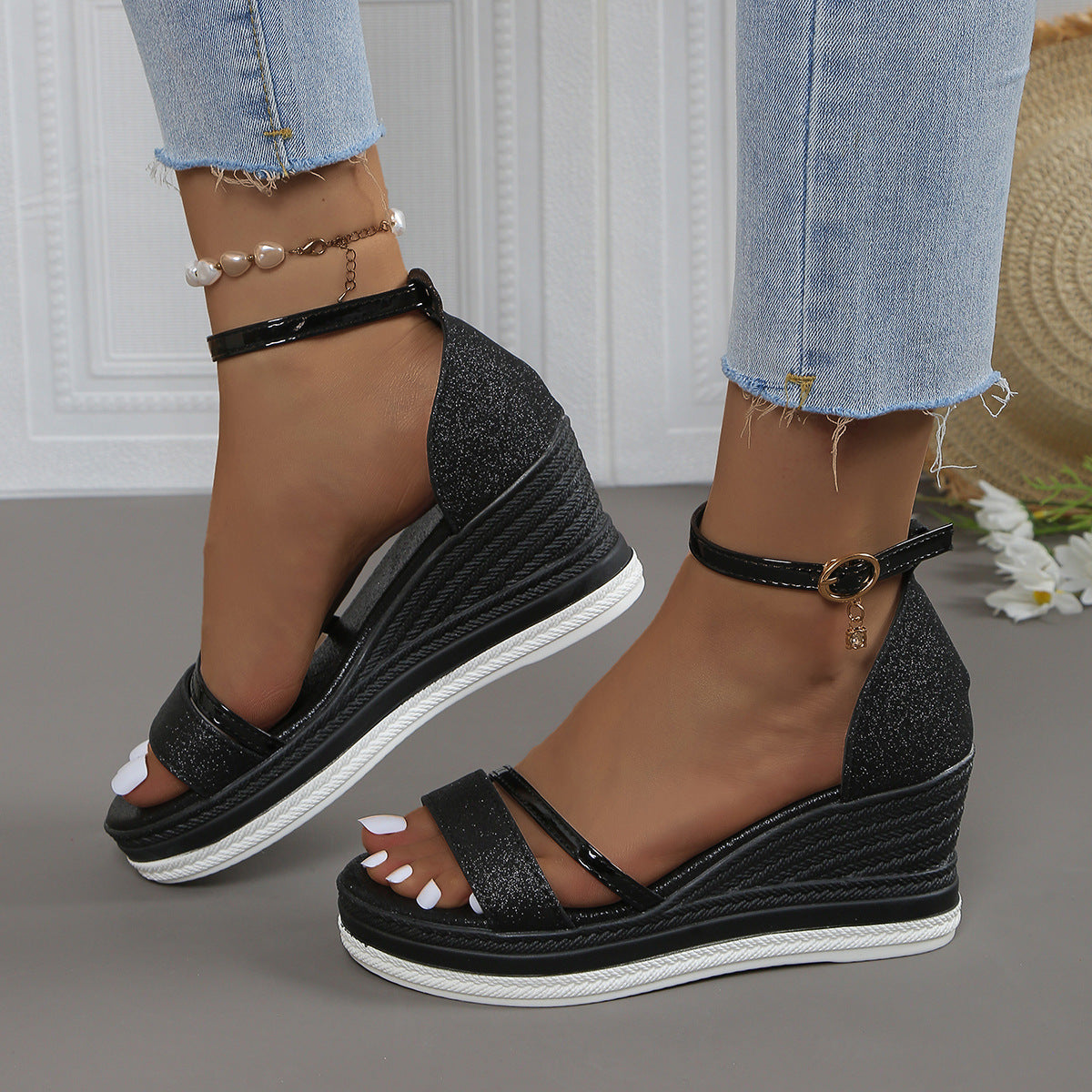 Sandales compensées pour femmes avec un revêtement scintillant et un design de lanière élégant Chic und Stil