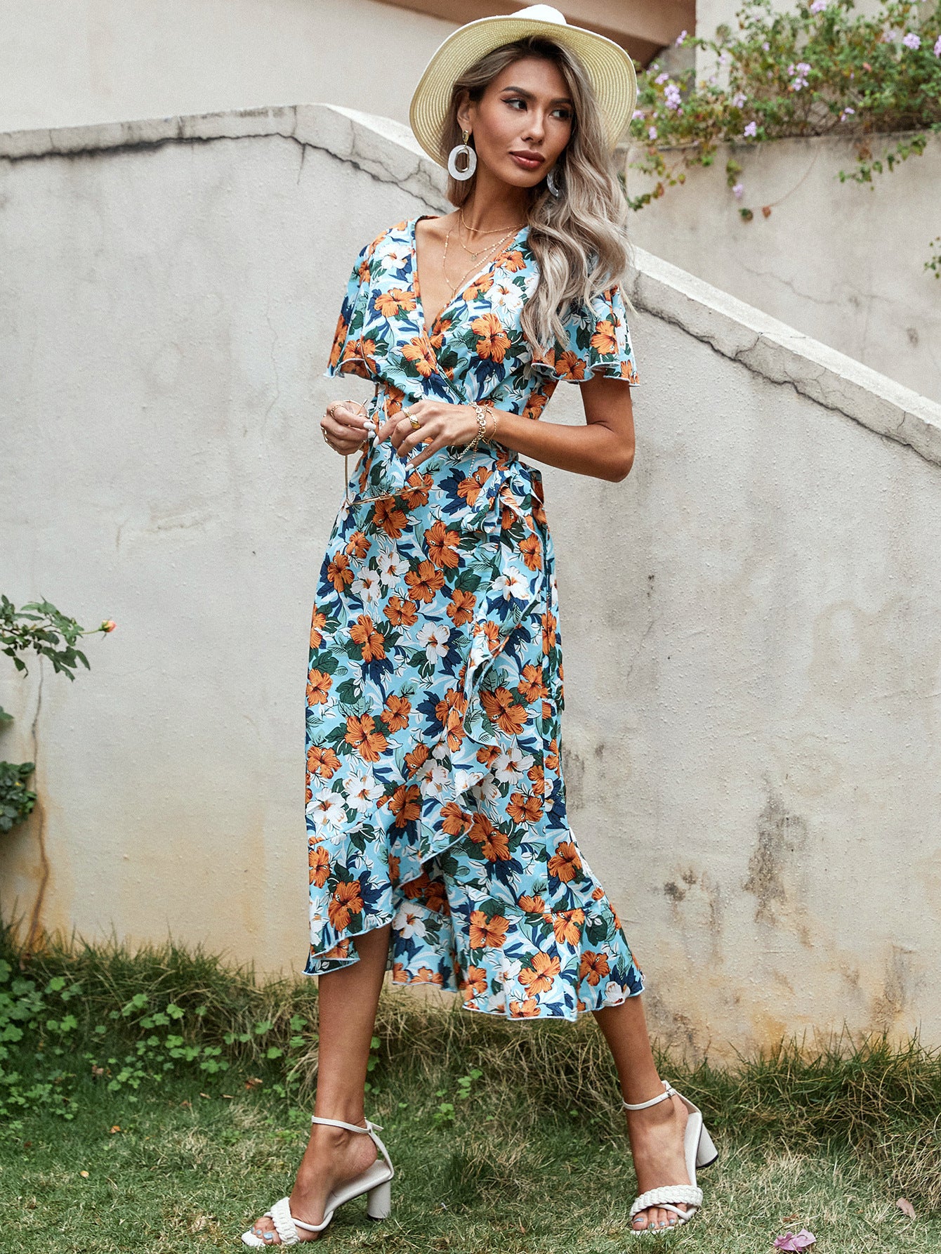 Robe maxi fluide pour femmes avec design floral et détail enveloppé Chic und Stil