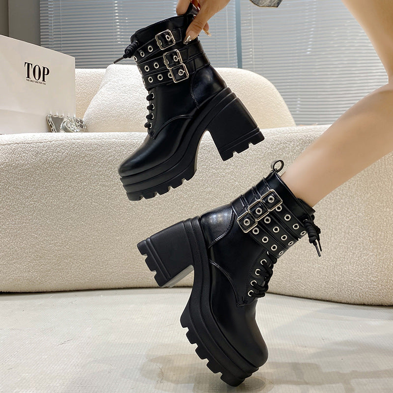 Bottes Chunky pour femmes avec des sangles décoratives et un profil robuste Chic und Stil