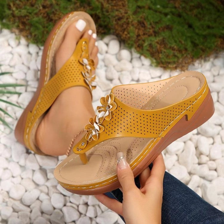 Sandales florales à la mode pour femmes avec une tige perforée Chic und Stil