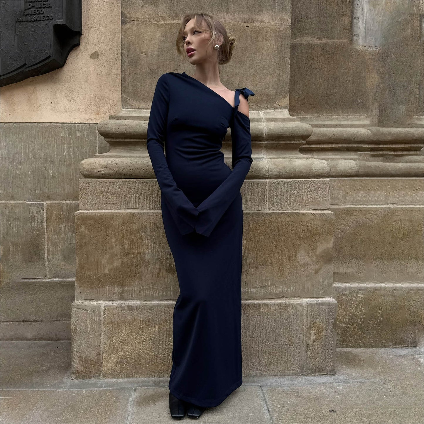 Robe maxi pour femmes avec coupe asymétrique et design élégant à épaule dénudée Chic und Stil