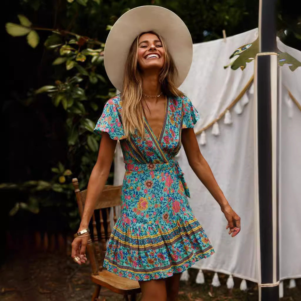 Robe portefeuille pour femmes avec design floral et détails volants Chic und Stil