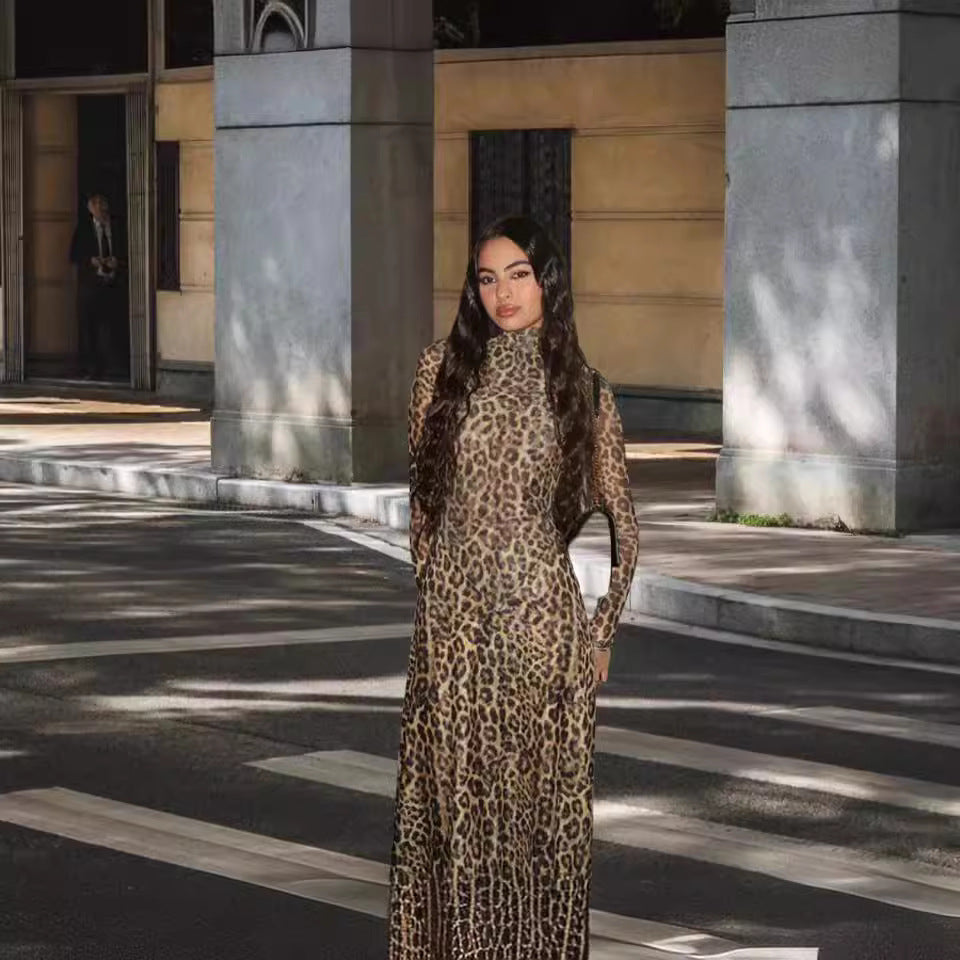 Robe maxi pour femmes en tissu léger avec motif léopard et coupe ajustée Chic und Stil