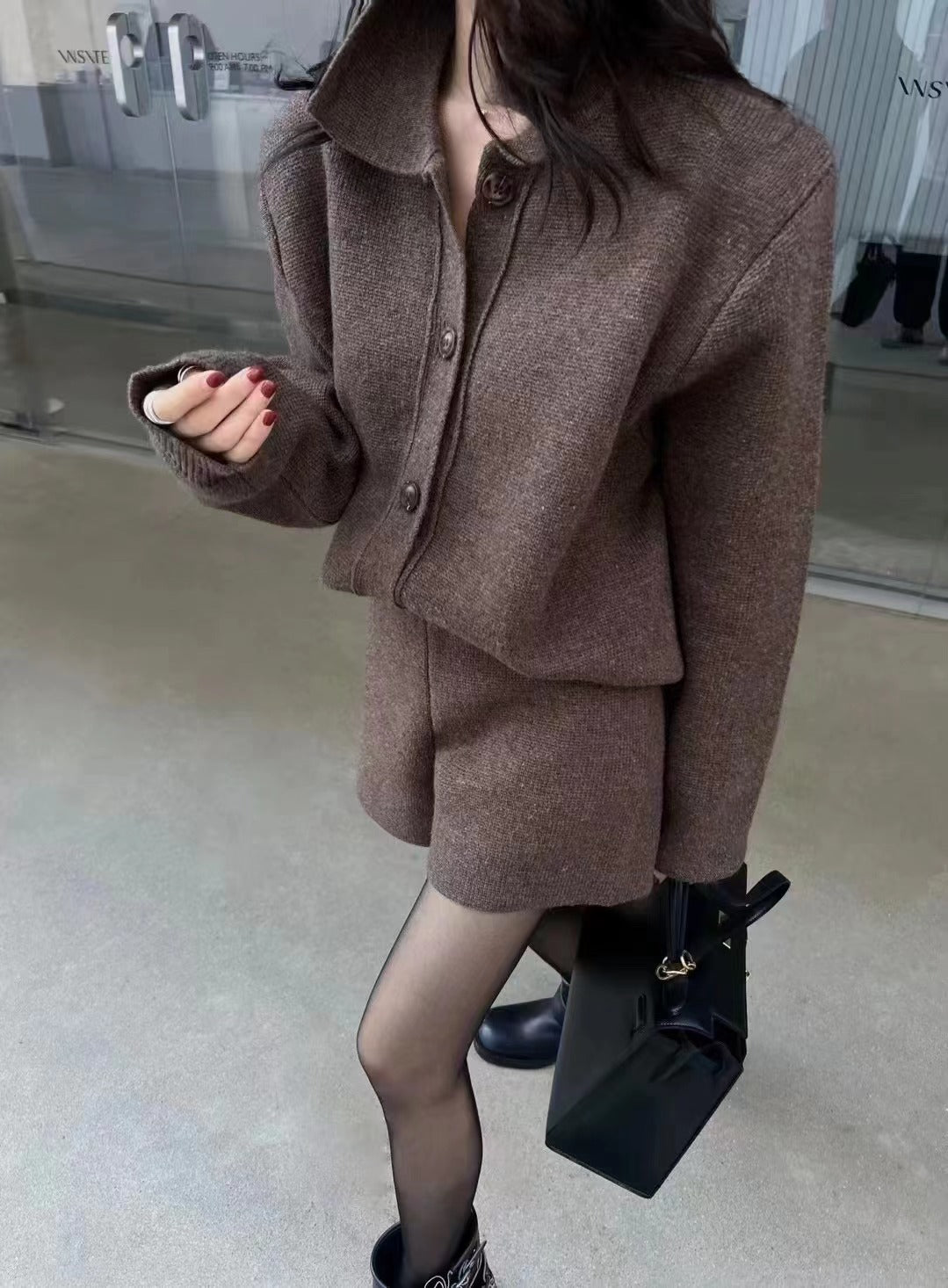 Veste en tricot tendance pour femmes avec détail de bouton et shorts assortis Chic und Stil