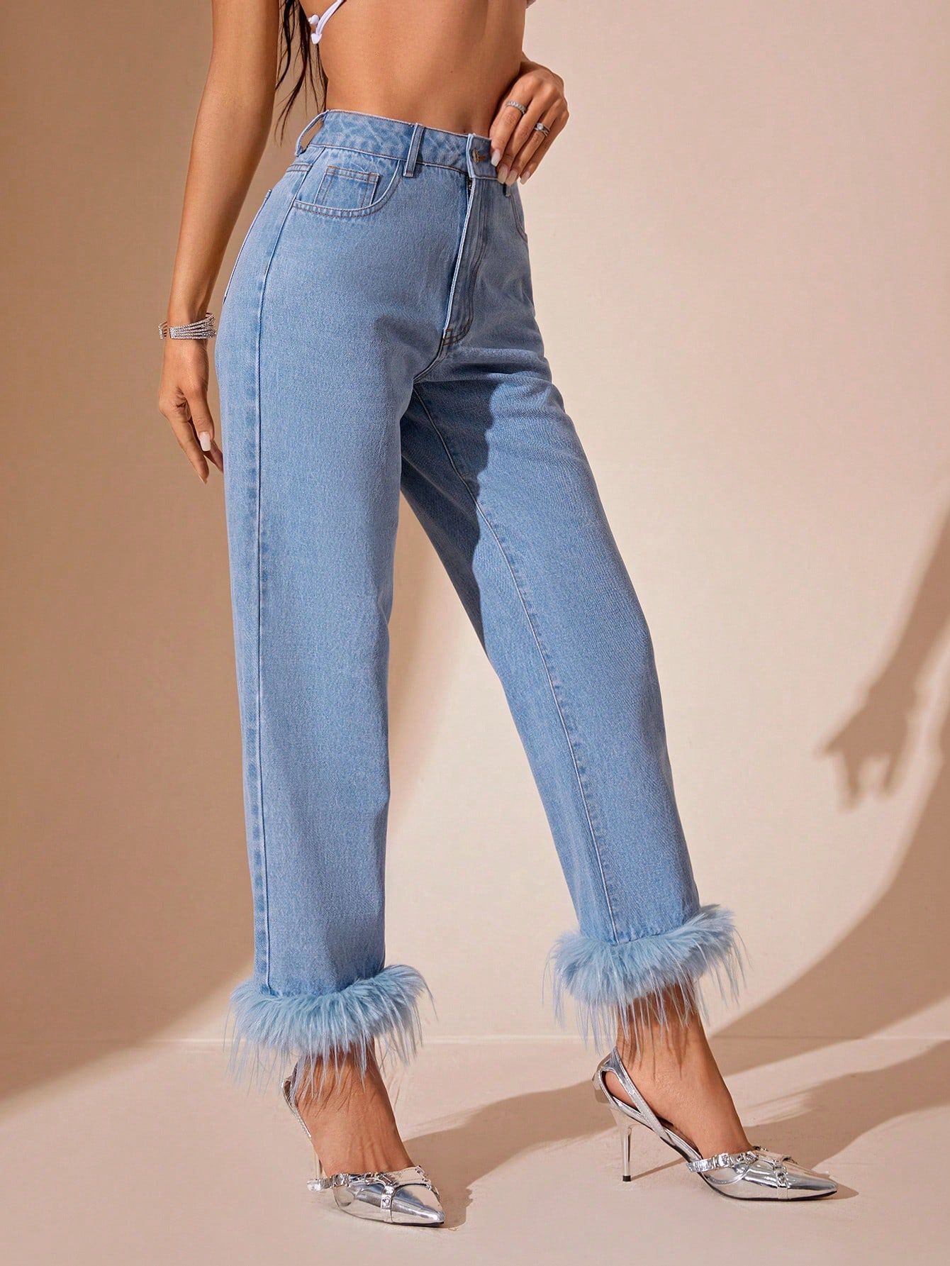 Jean taille haute à la mode pour femmes avec un ornement en plumes saisissant Chic und Stil