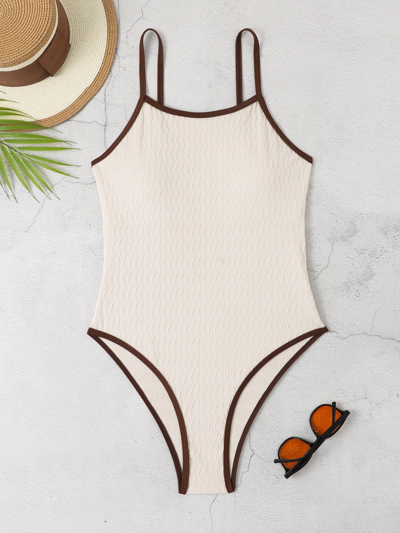 Maillot de bain une pièce femme avec motif de vagues dynamiques et décolleté haut Chic und Stil