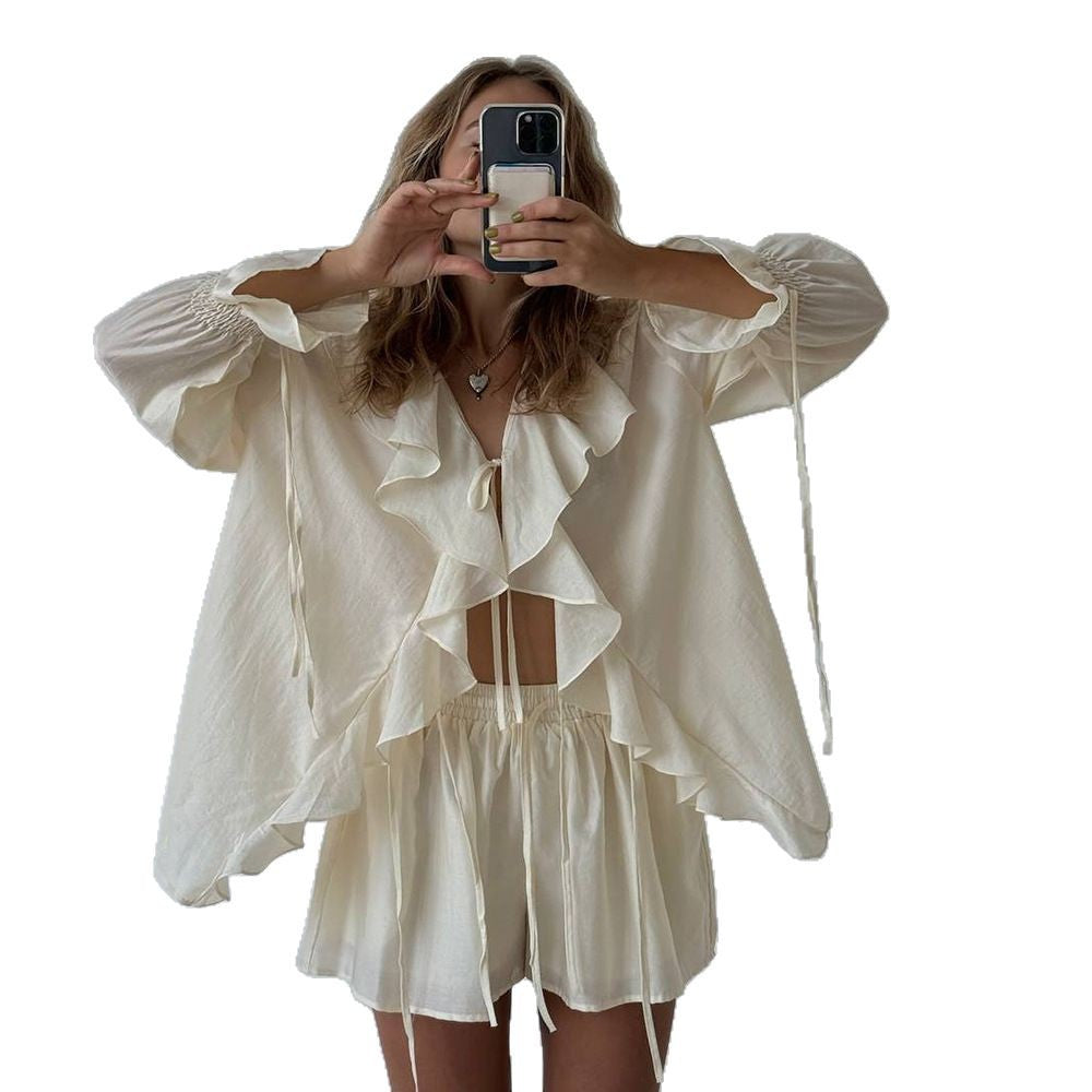 Blouse à volants tendance pour femmes avec une coupe décontractée et shorts Chic und Stil