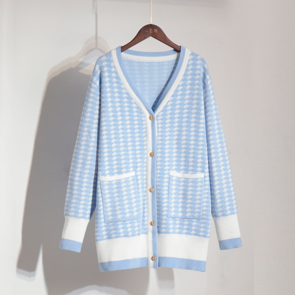 Cardigan en tricot pour femmes avec un motif classique pied-de-poule et patte de boutonnage Chic und Stil