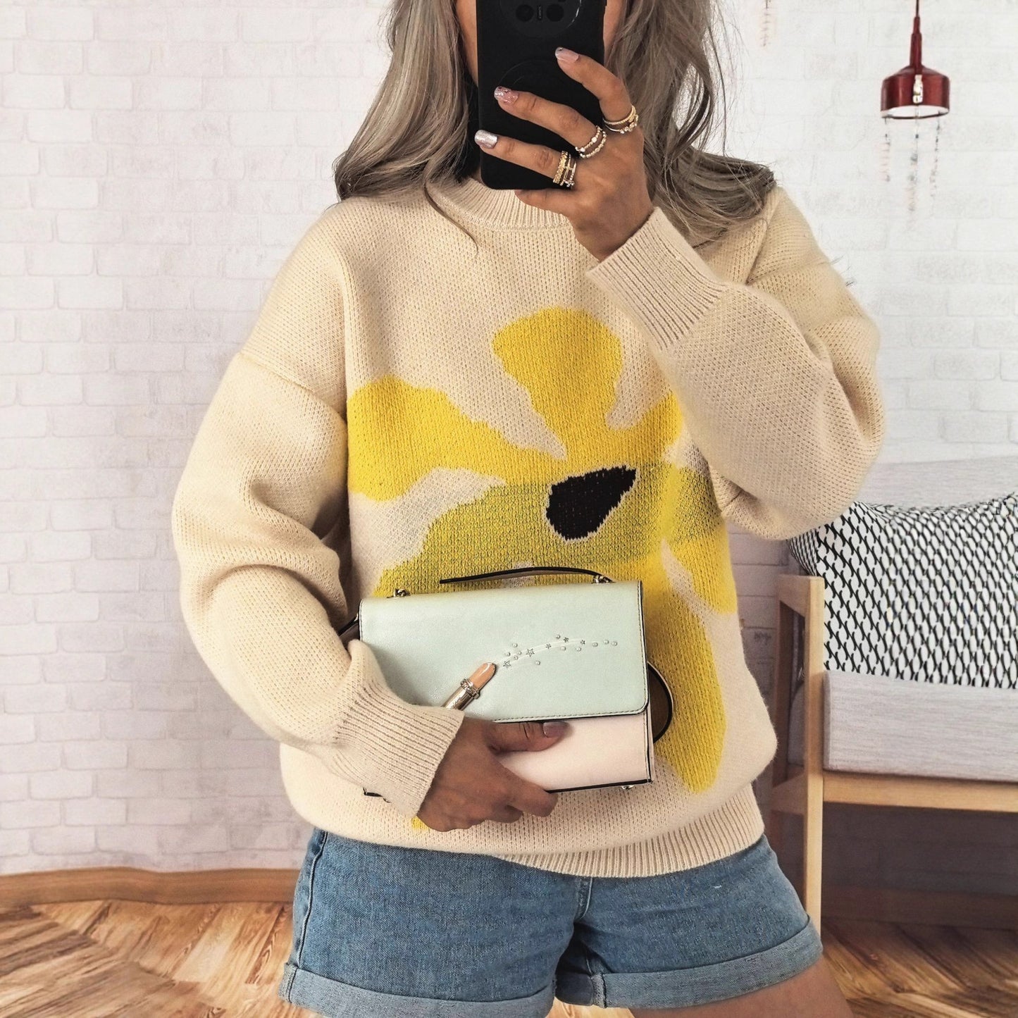 Pull femme avec motif floral saisissant et coupe décontractée Chic und Stil