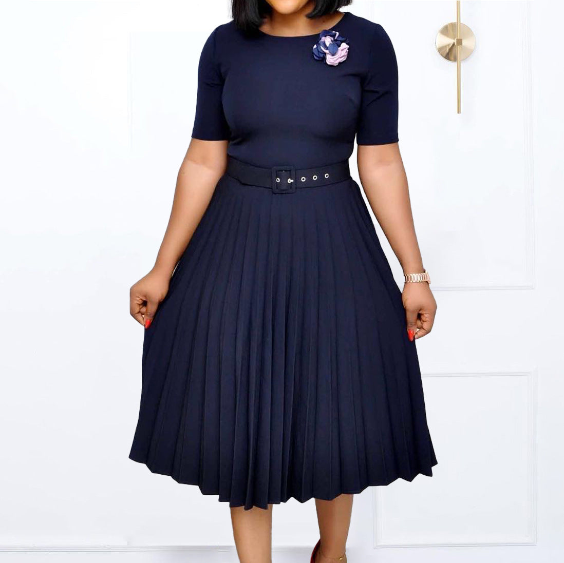 Robe plissée pour femmes avec ceinture cintrée et manches courtes Chic und Stil