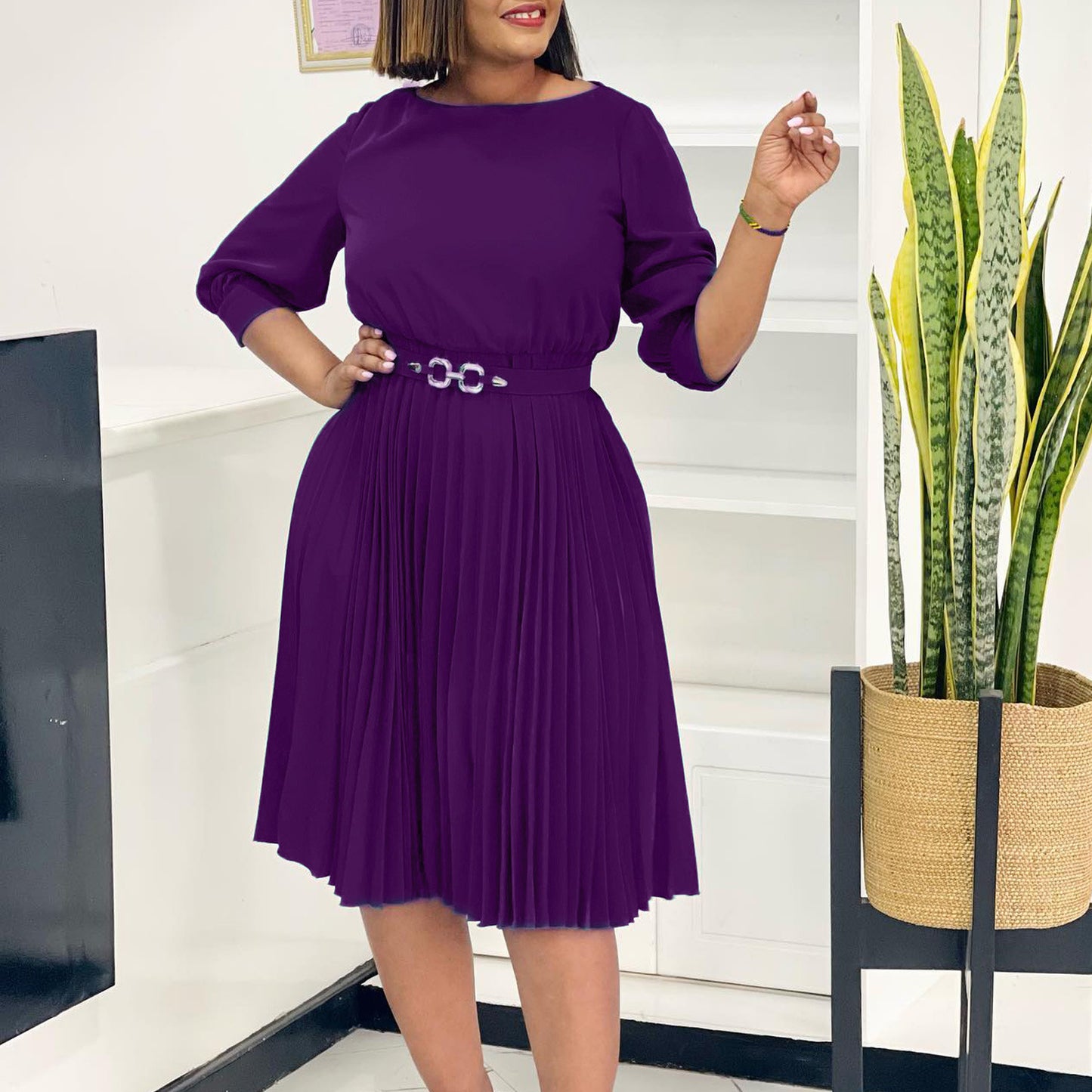 Robe plissée pour femmes avec ceinture à la taille et coupe élégante Chic und Stil