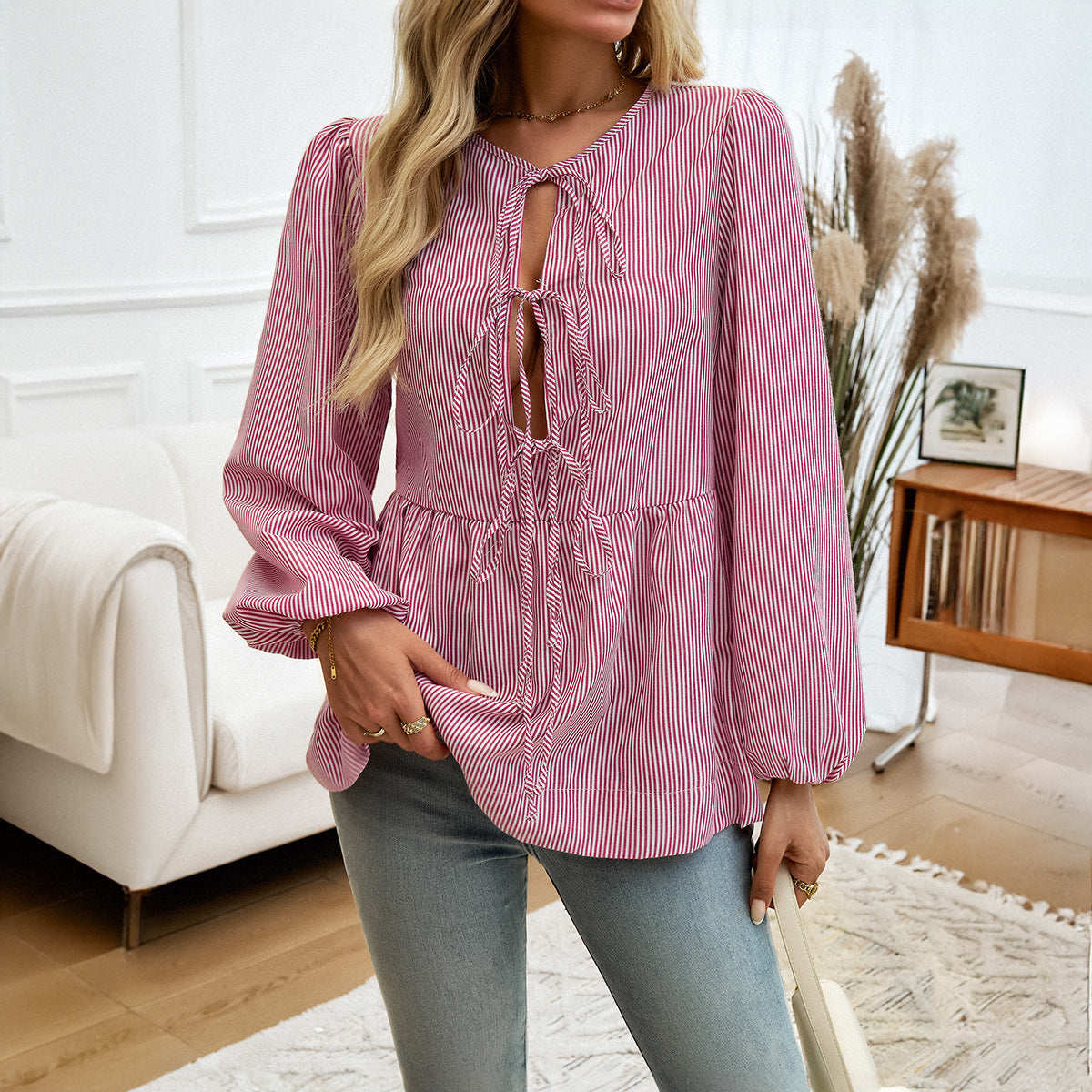Blouse pour femmes avec un élégant détail de volant et décolleté en clé Chic und Stil