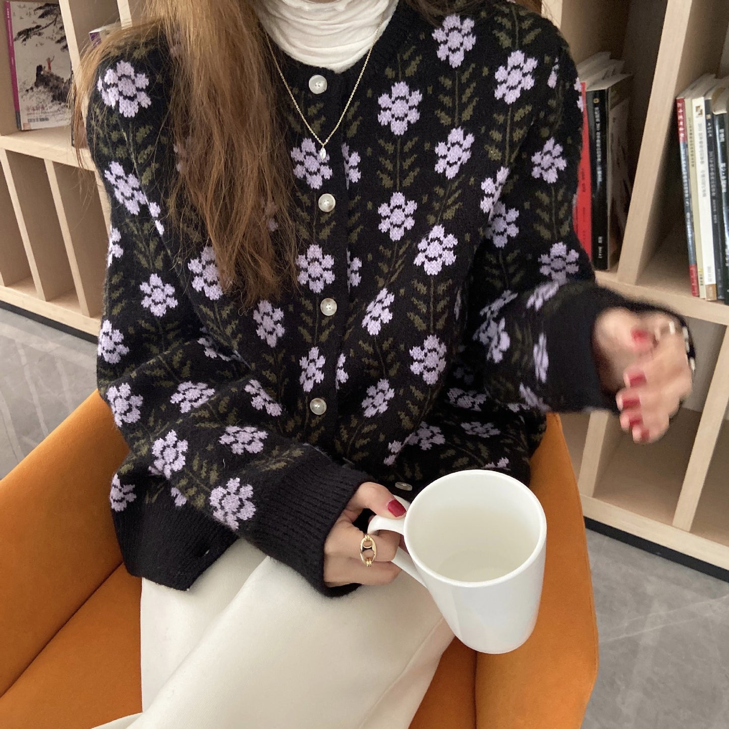 Cardigan en tricot pour femmes avec motif floral Chic und Stil