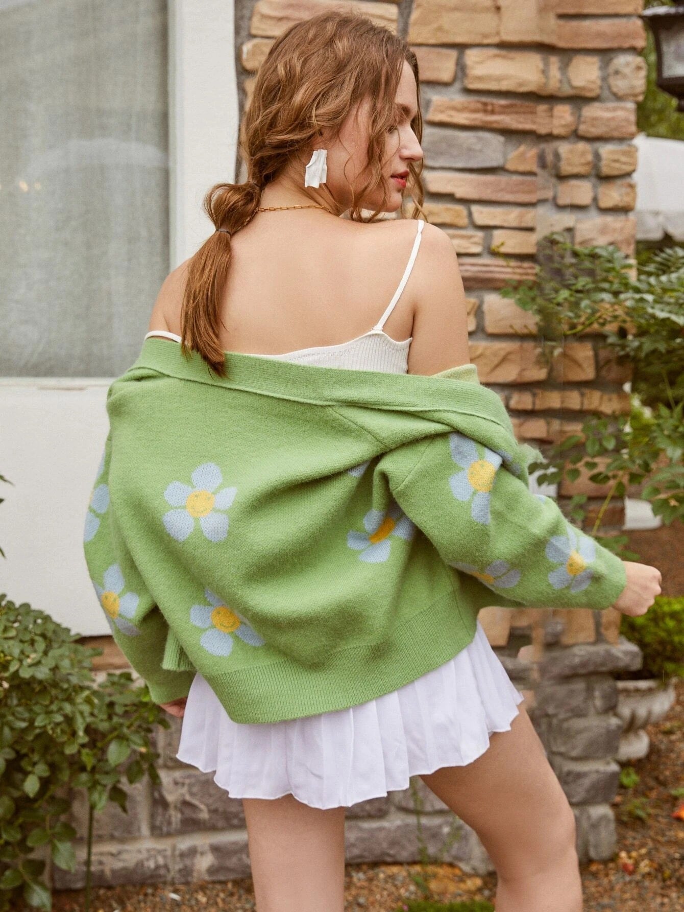 Cardigan en tricot court pour femmes avec motifs floraux et détails de boutons Chic und Stil