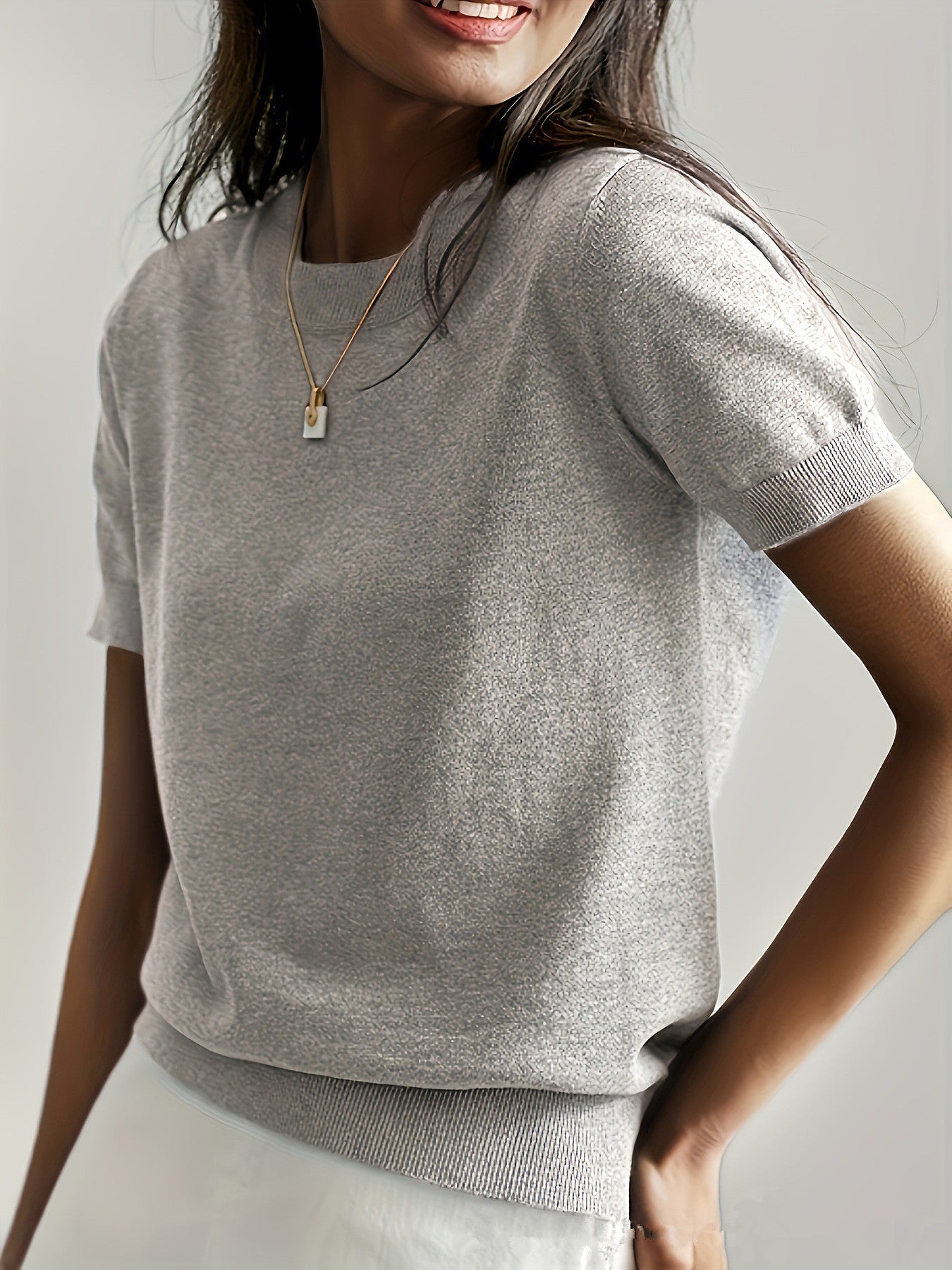 Pull en fine maille pour femmes avec une silhouette à manches courtes et un matériau fluide doux Élégance et style