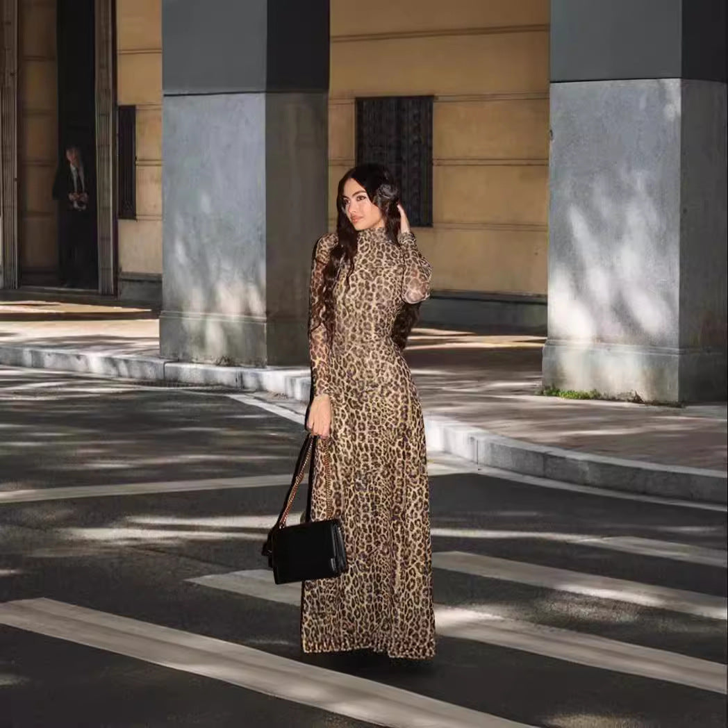 Robe maxi pour femmes en tissu léger avec motif léopard et coupe ajustée Chic und Stil