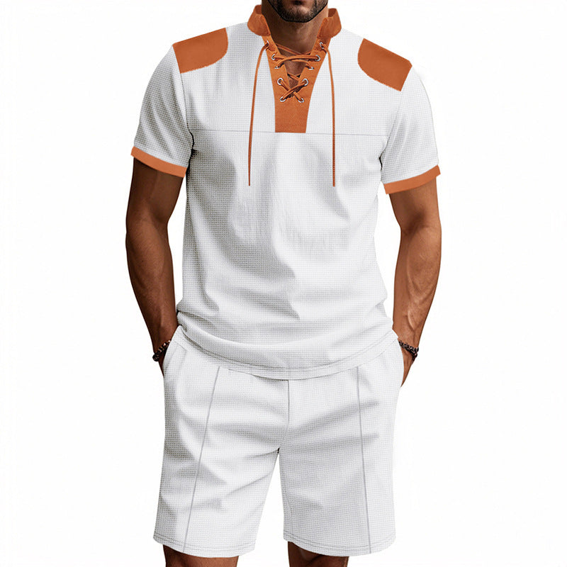 Polo-shirt pour hommes avec un design de laçage unique et des shorts assortis Chic und Stil