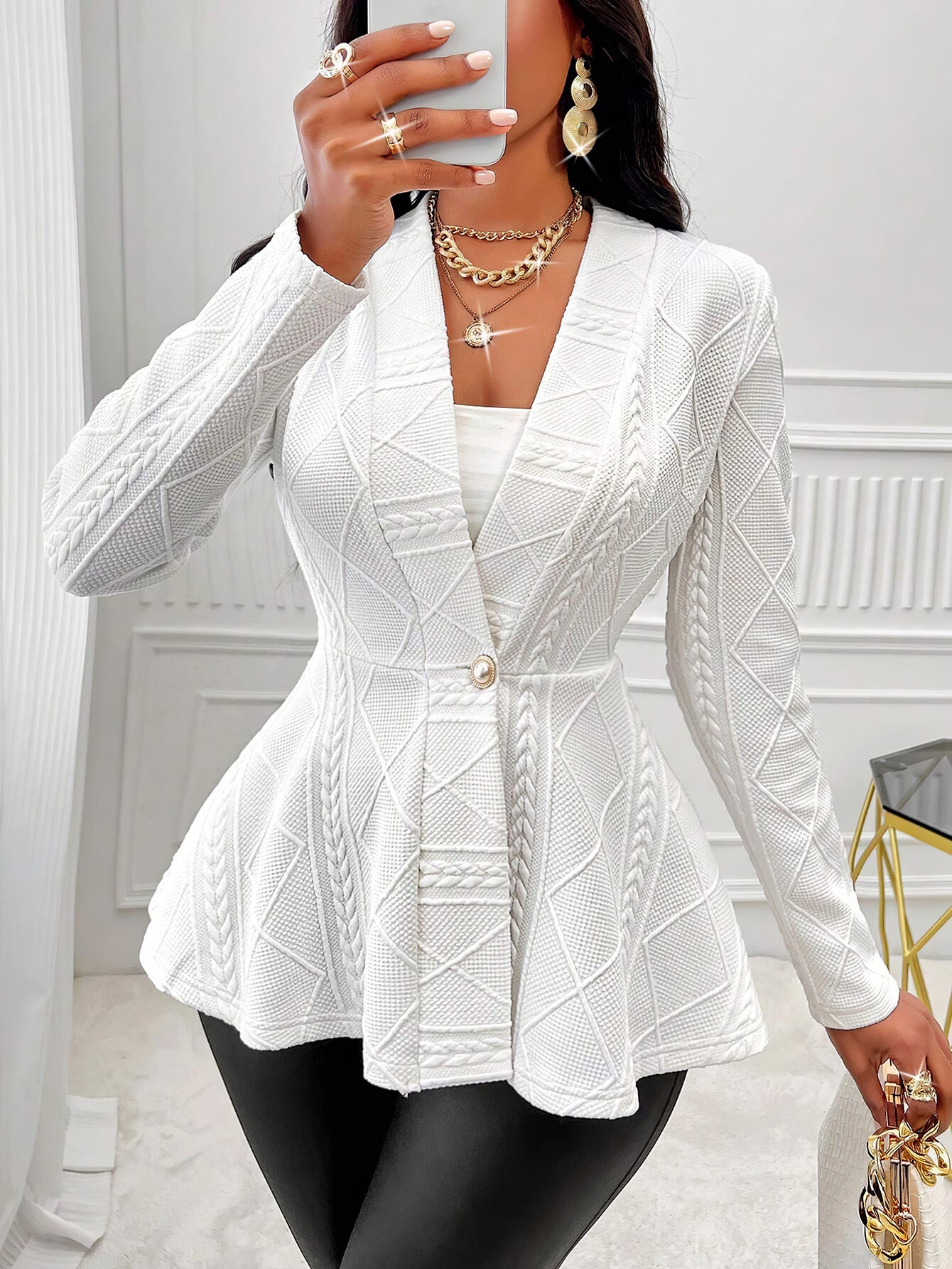 Blazer féminin à la mode avec design texturé et détails cintrés Chic und Stil