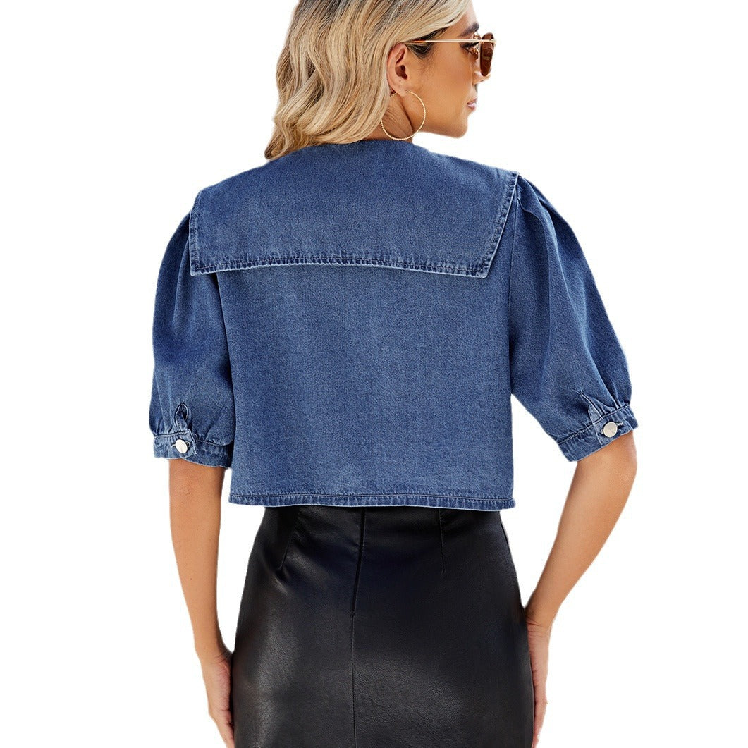 Veste en denim pour femmes avec des manches bouffantes et un col moderne. Chic und Stil.