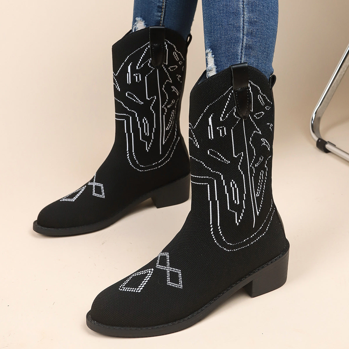 Bottes de cowboy pour femmes avec un motif brodé artistique et un talon robuste Chic und Stil