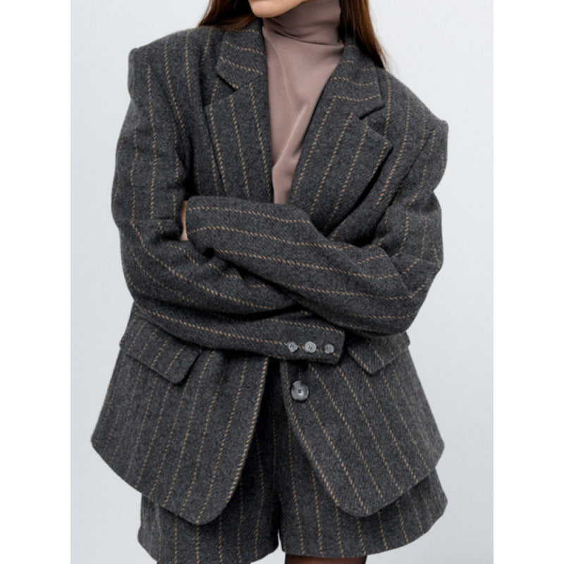 Blazer oversized pour femmes avec de fines rayures et une finition détaillée Chic und Stil