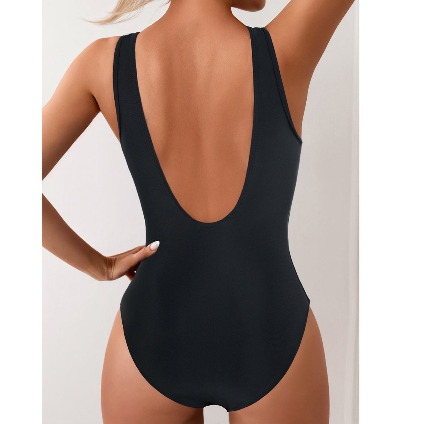 Maillot de bain designer pour femmes avec décolleté en V profond et inserts en mesh raffinés Chic und Stil