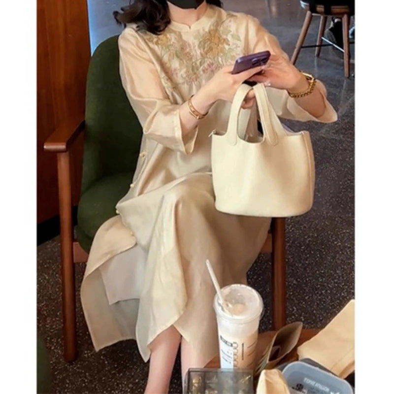 Robe en soie brodée élégante pour femmes Chic und Stil