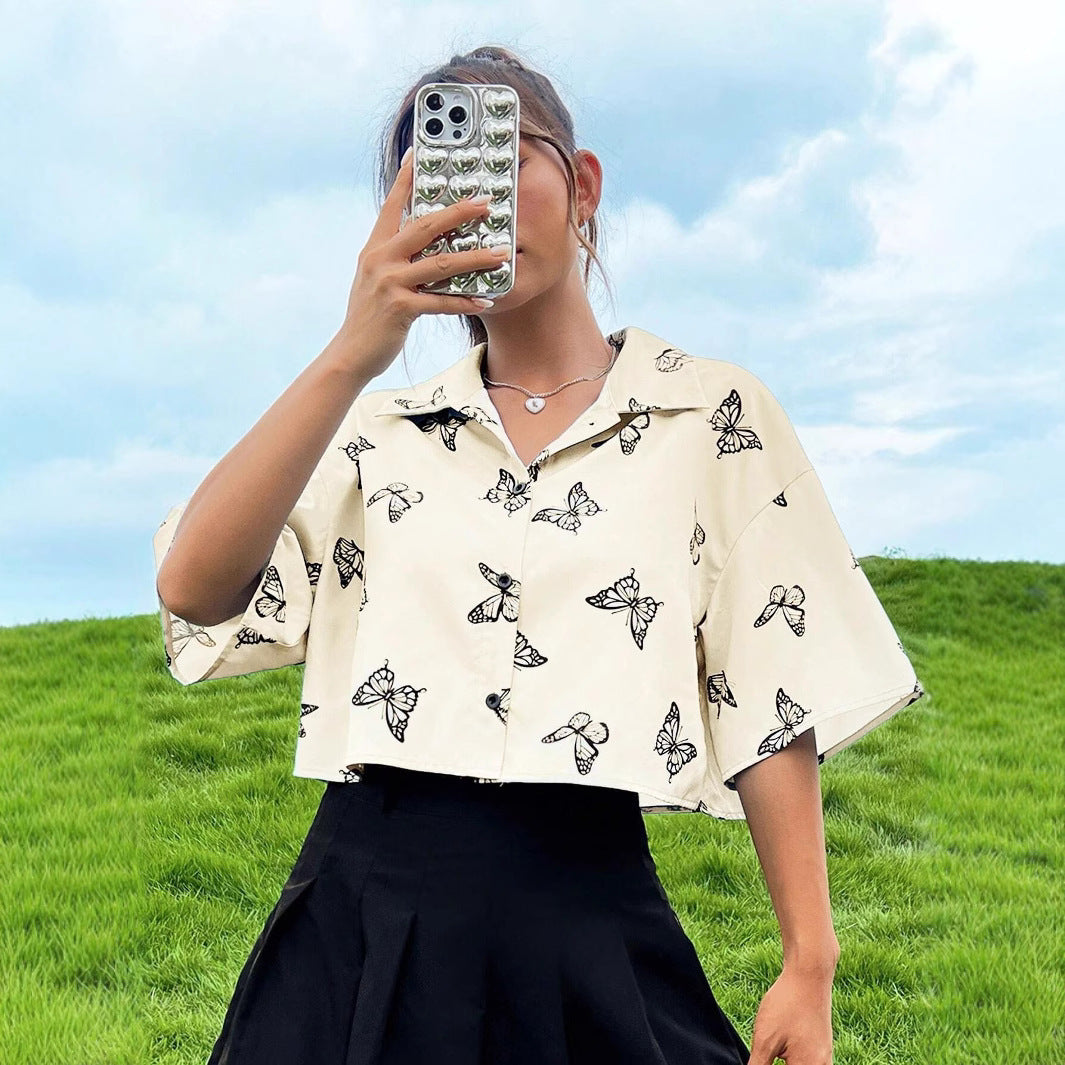 Chemise à manches courtes pour femmes avec motif de papillons et coupe décontractée Chic und Stil