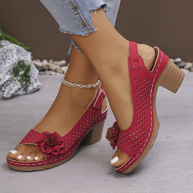 Sabots pour femmes avec un détail floral décoratif et une surface perforée Chic und Stil