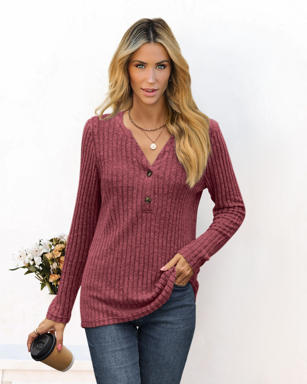 Pull à gros mailles pour dames avec décolleté en V et détails de boutons Chic und Stil