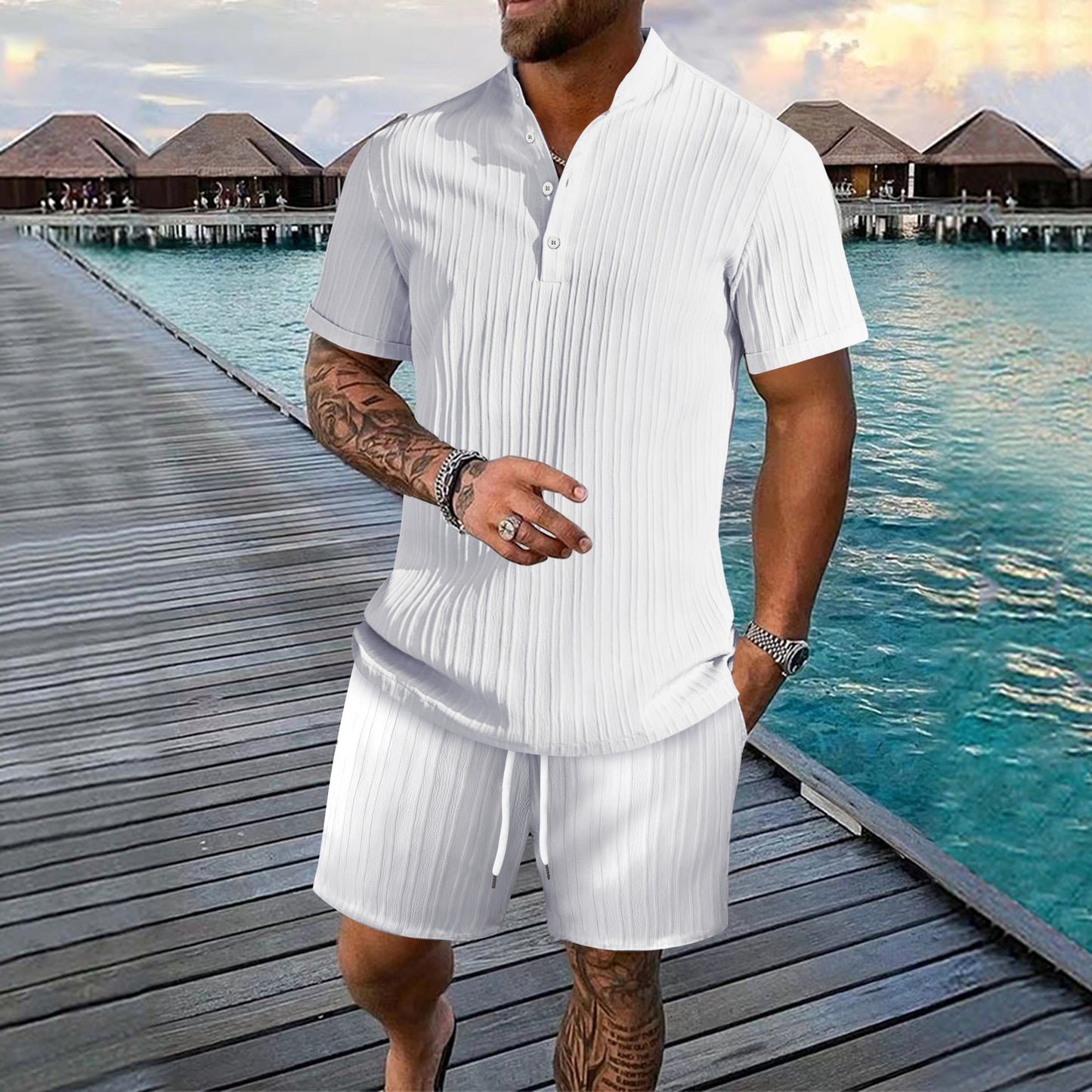 Chemise décontractée à manches courtes pour hommes avec design plissé et shorts assortis Chic und Stil
