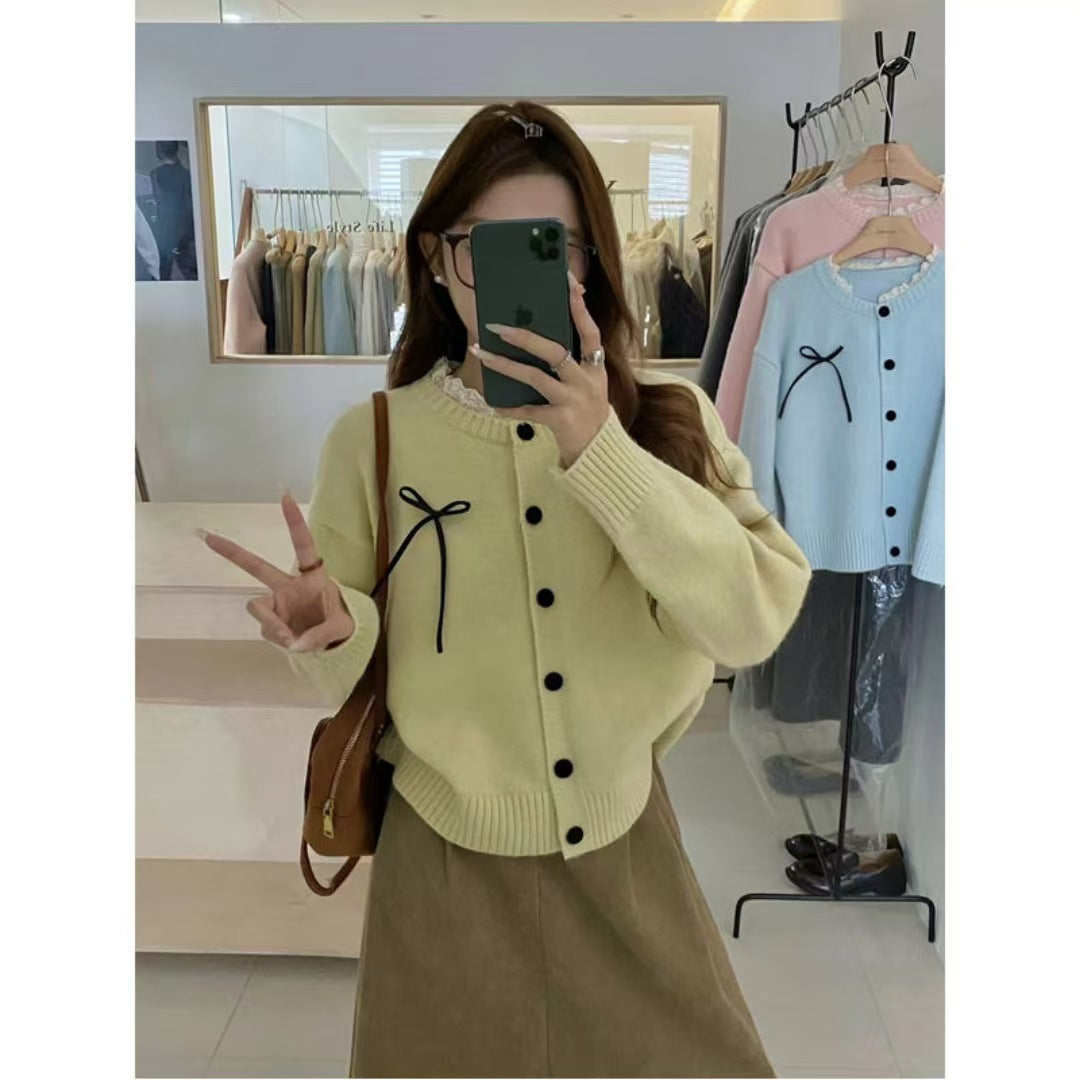 Cardigan tricot pour femmes avec des boutons décoratifs et un accent de nœud Chic und Stil