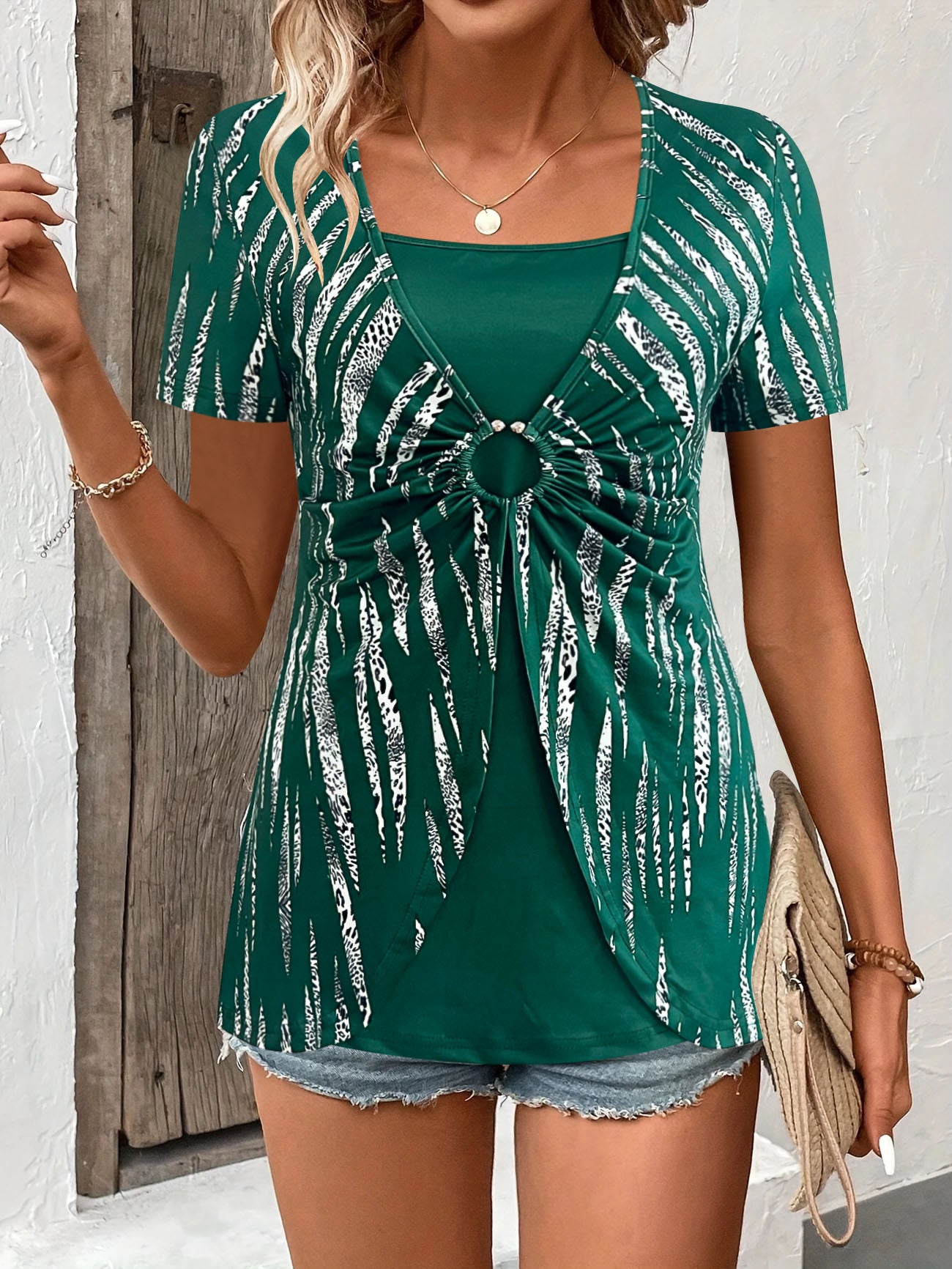 Haut féminin avec des détails de nœud décoratifs et un motif moderne Chic und Stil