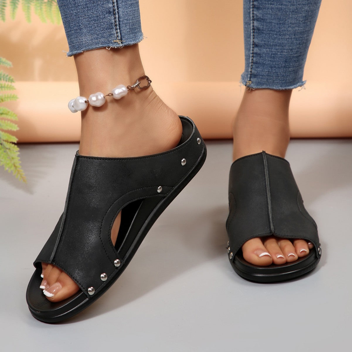 Sandales confortables à enfiler pour dames avec un design découpé à la mode et un élégant motif en strass Chic und Stil