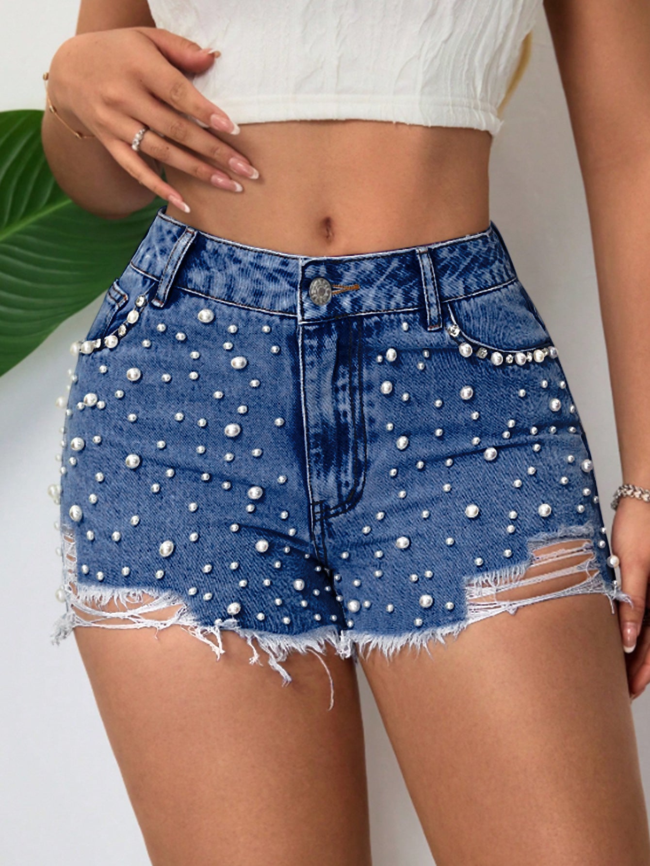 Shorts en denim pour femmes avec décoration en perles et ourlet effiloché Chic und Stil