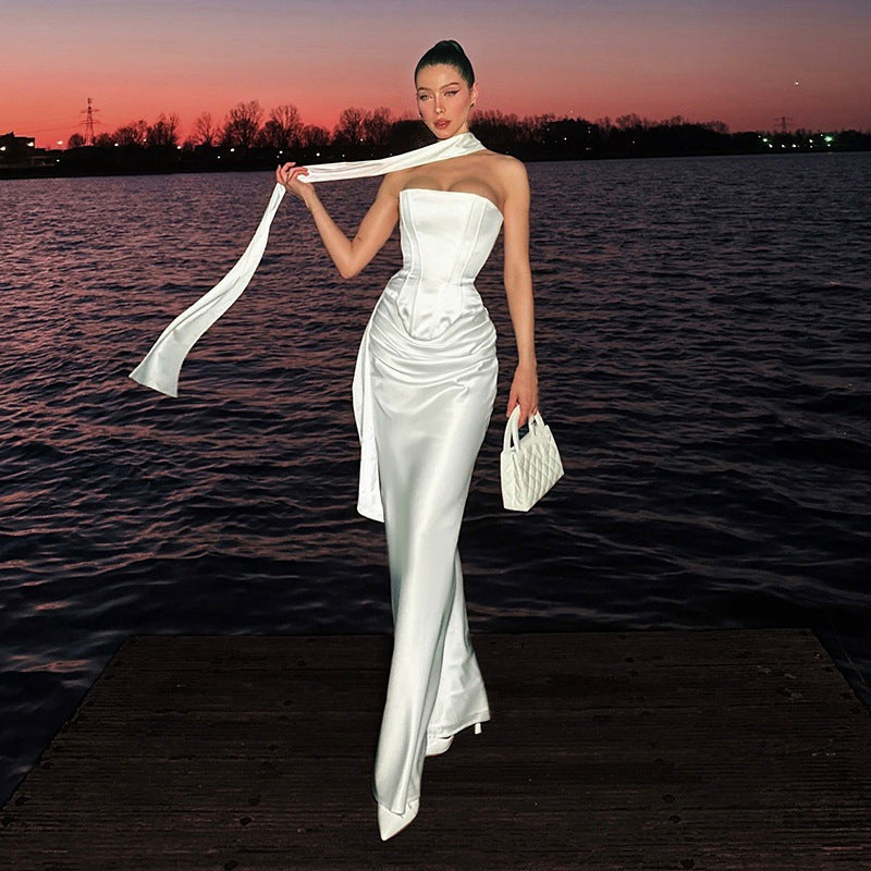 Robe de soirée de haute qualité pour femmes avec une élégante cape Chic und Stil