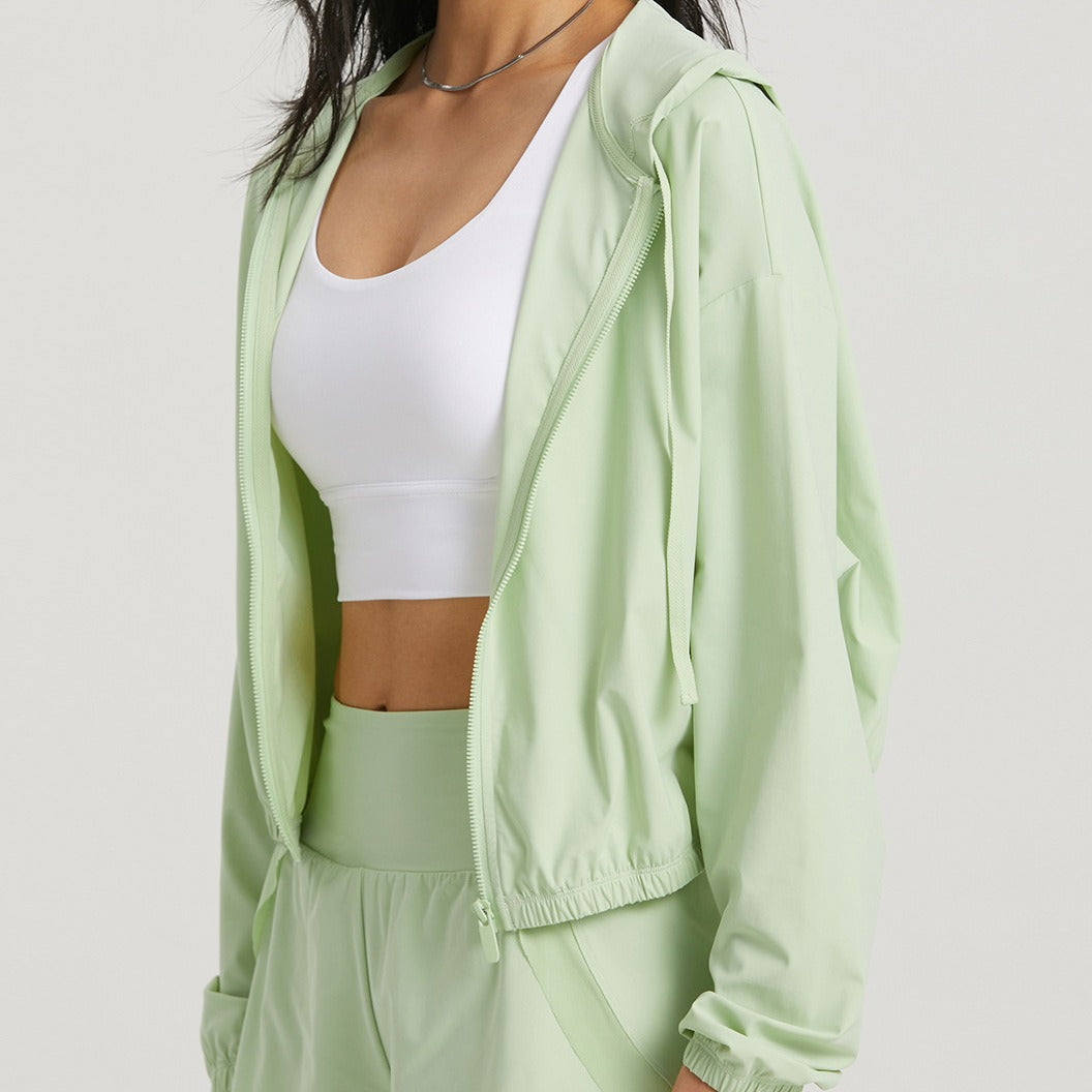 Veste à capuche sportive pour femmes avec coupe généreuse et combinaison de matériaux respirants Chic und Stil