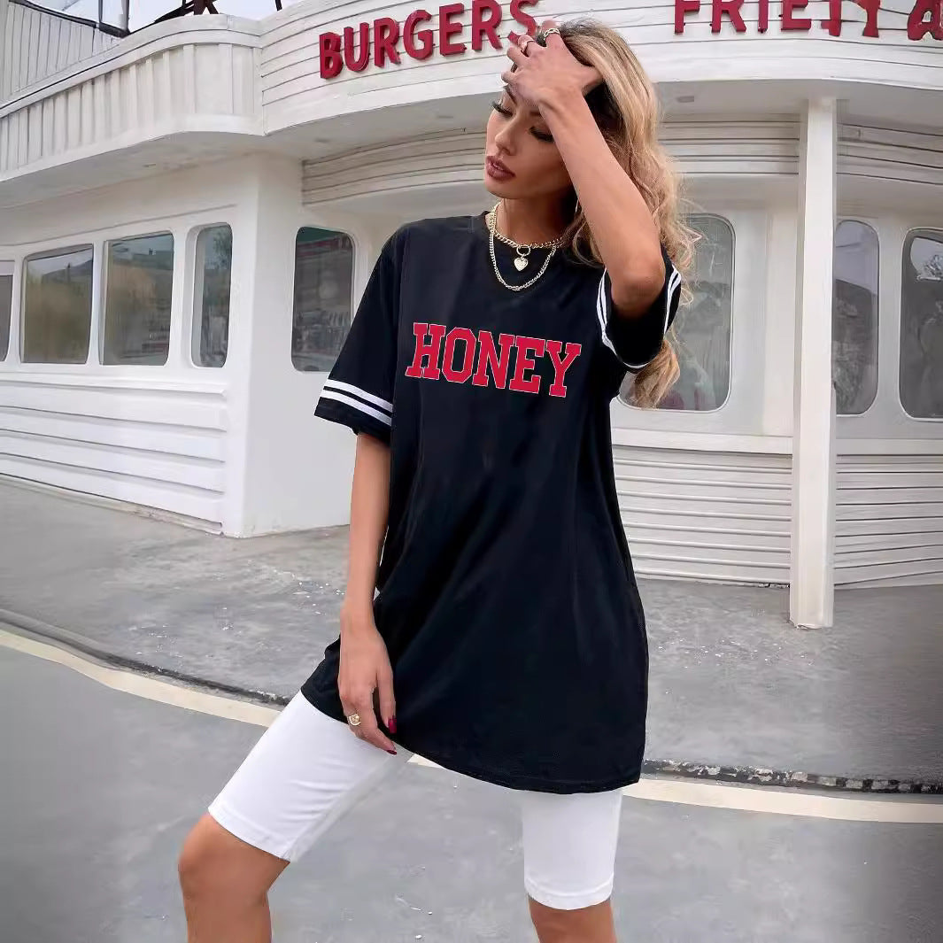 T-shirt oversize pour femmes avec inscription distinctive et accents sportifs Chic und Stil