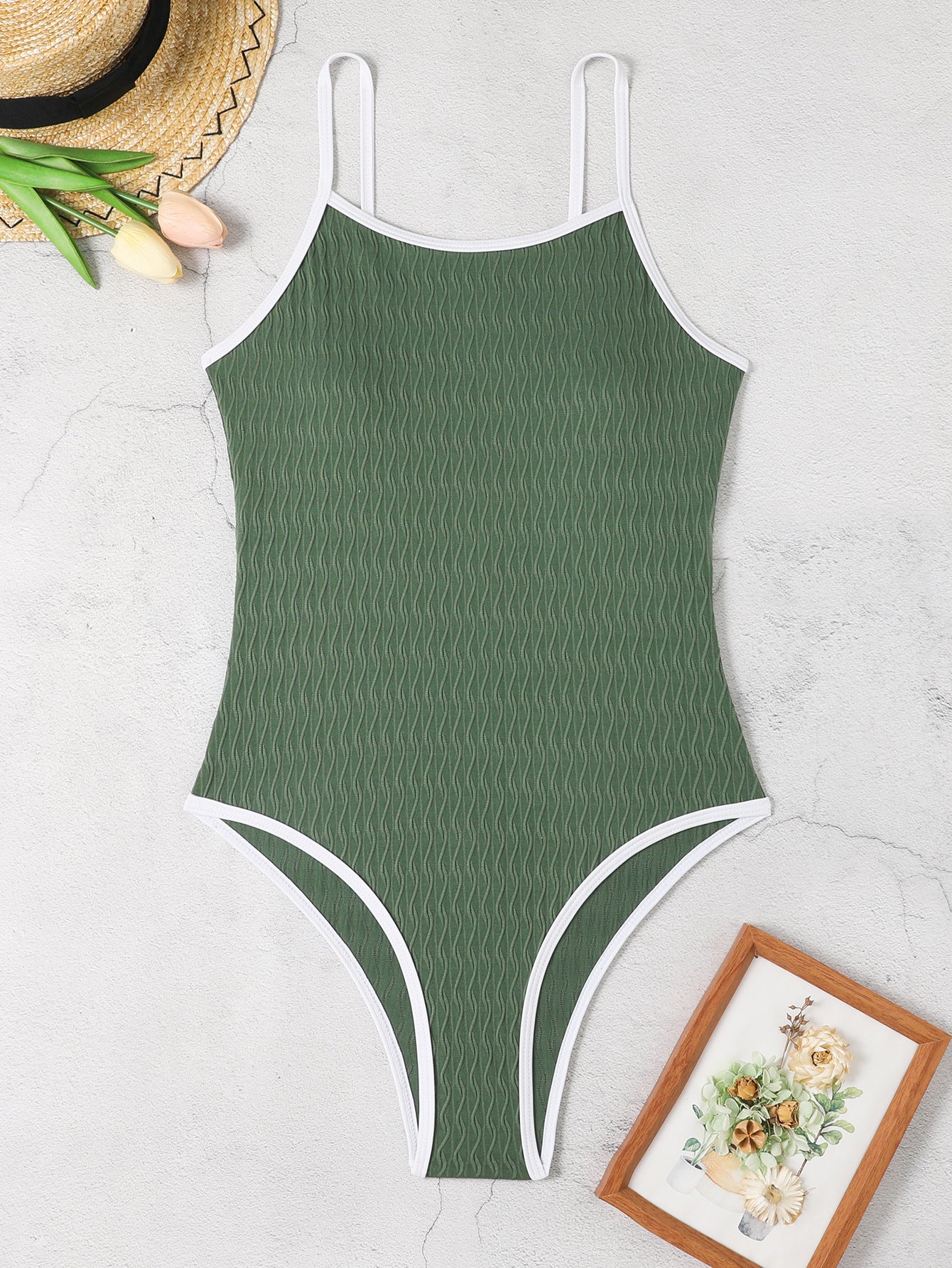 Maillot de bain une pièce femme avec motif de vagues dynamiques et décolleté haut Chic und Stil