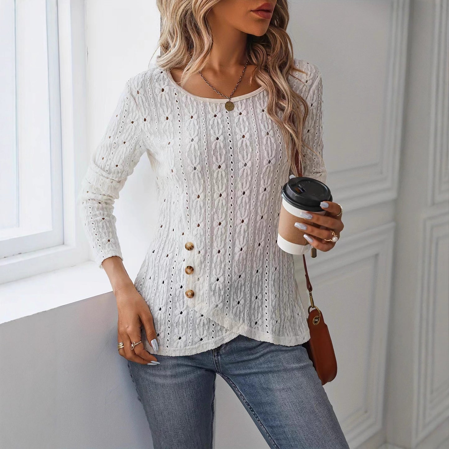 Chemise à manches longues pour femmes avec un motif au crochet raffiné et des détails de bouton Chic und Stil