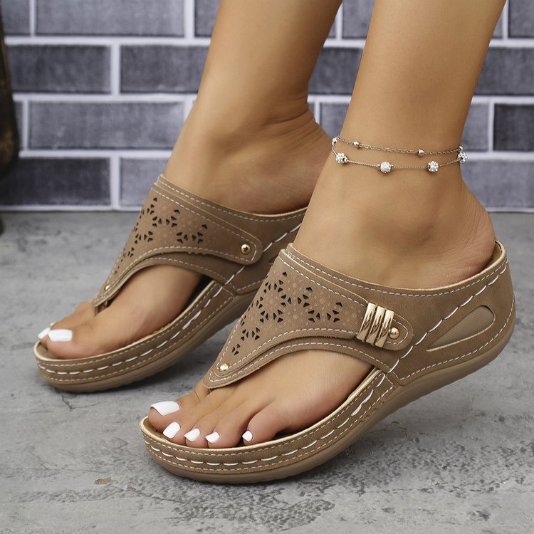 Sandales tongs confortables pour dames avec un look aéré en motif perforé Chic und Stil