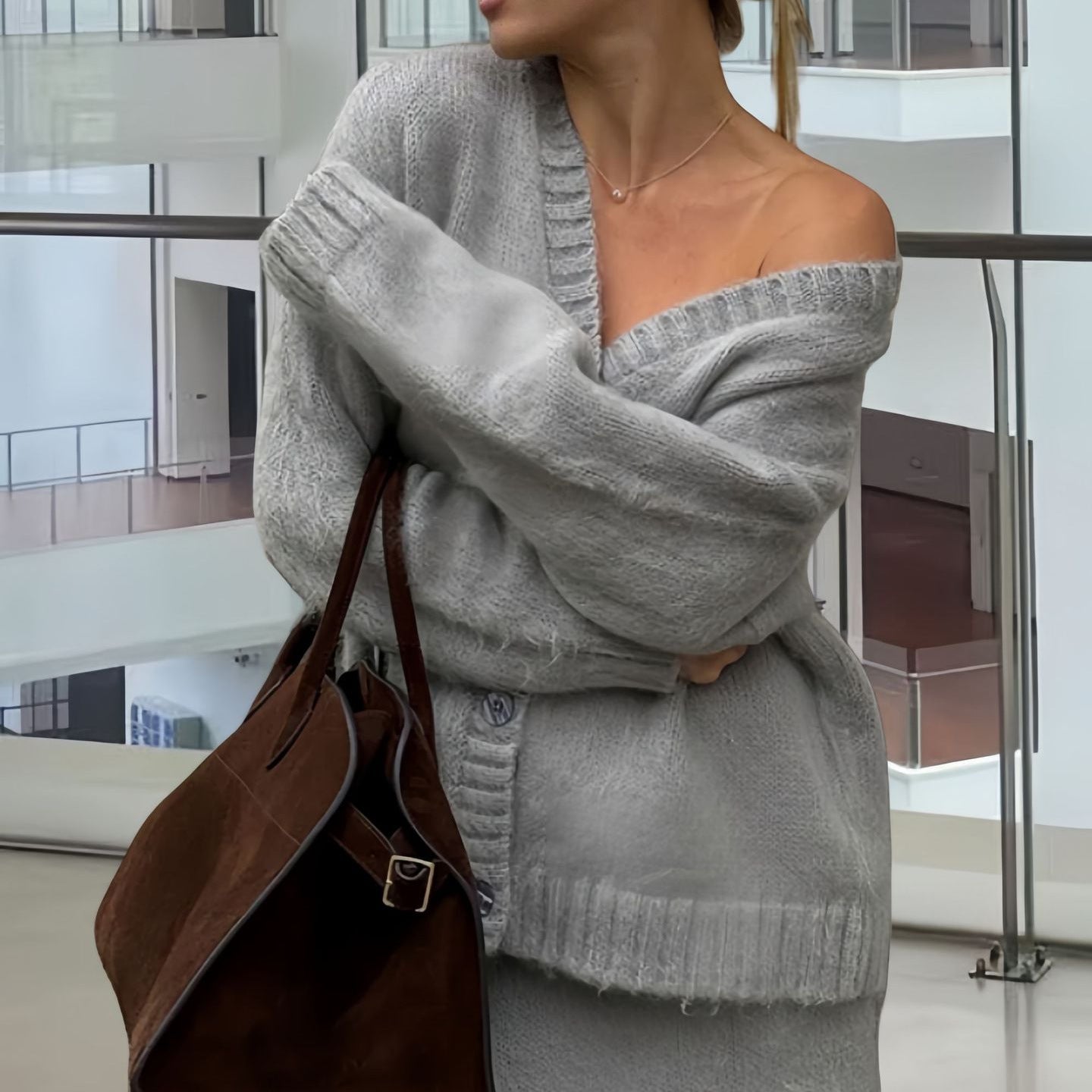 Robe tricotée pour femmes avec décolleté en V profond et matériau mohair doux Chic und Stil
