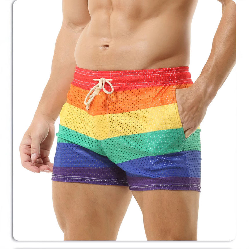 Shorts de bain pour hommes avec un matériau en maille respirant et un motif de rainbow coloré Chic und Stil