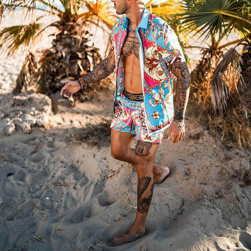 Hommes Ensemble chemise à manches courtes à imprimé tropical vif et shorts de bain assortis Chic und Stil