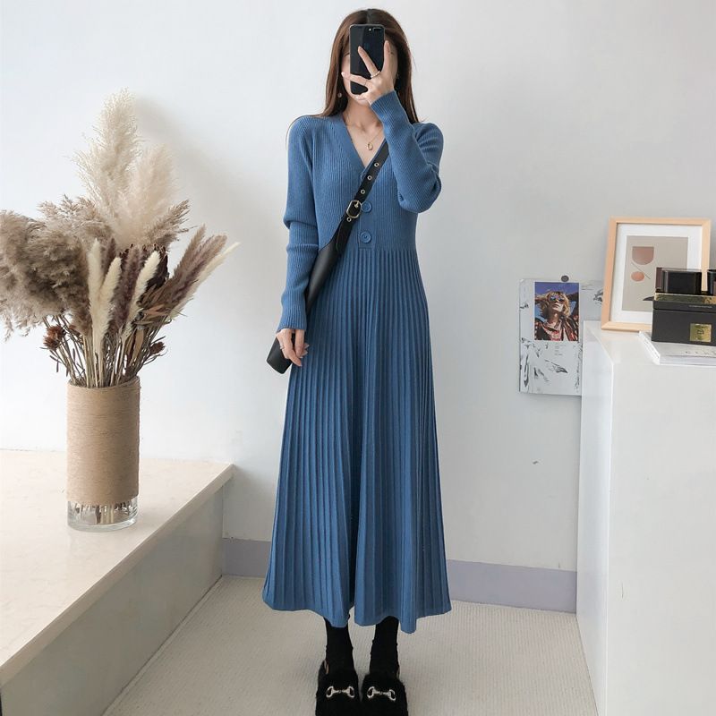 Robe tricot pour femmes avec décolleté en V et détails de boutons décoratifs Chic und Stil