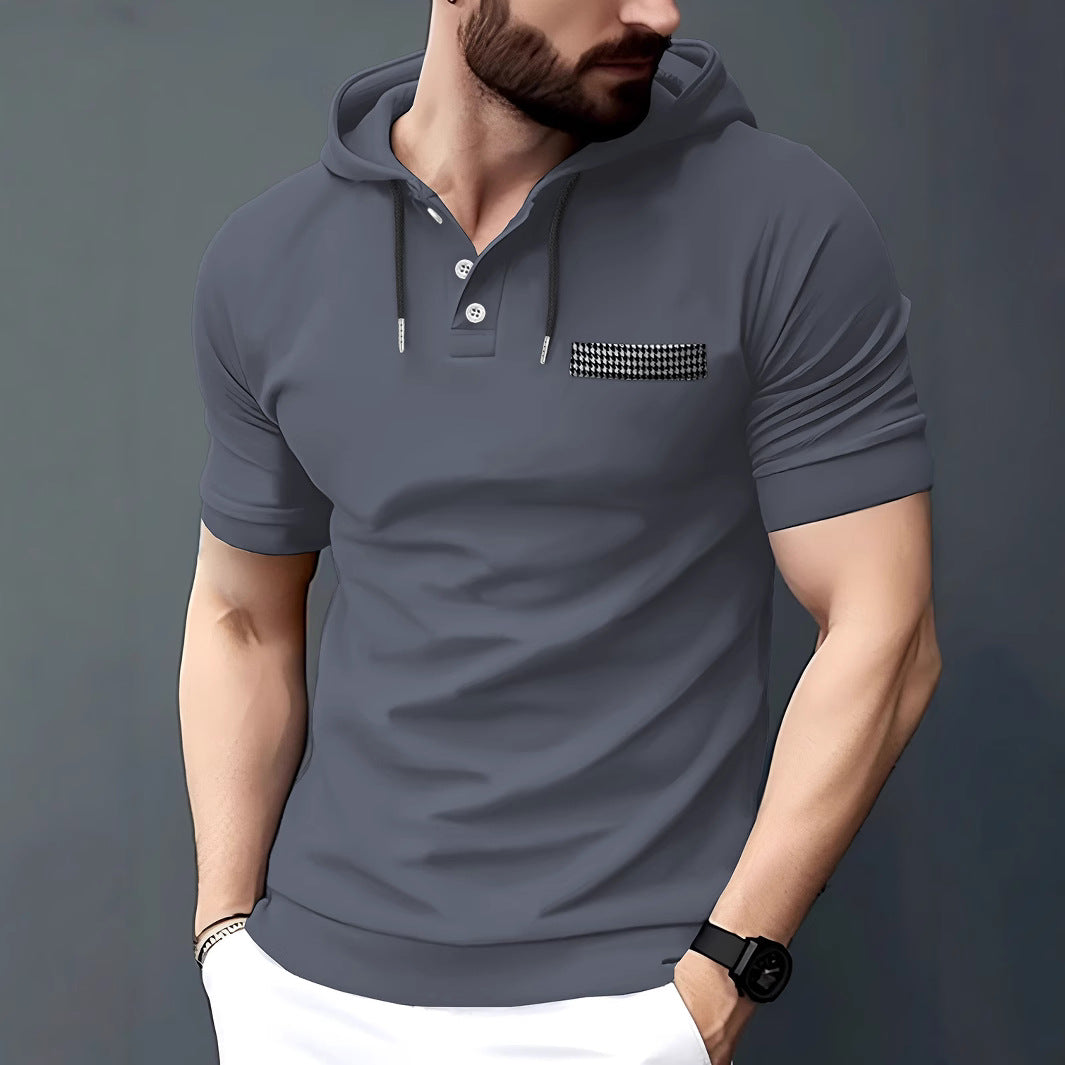 Polo pour hommes élégant à manches courtes et capuche avec poche contrastante Chic und Stil